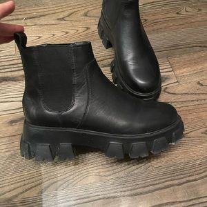 Villa Rouge lug sole boots